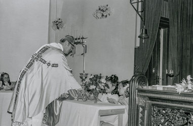 OVI-00001324 kinderen met pastoor eerste communie in RKkerk
